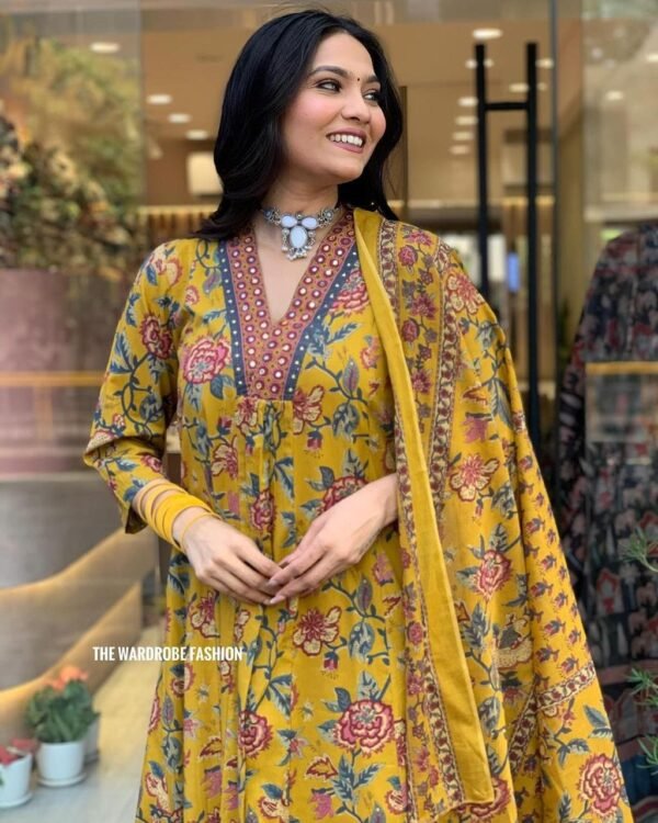 Beautiful flowers print kurti,  pant with cotton malmal dupatta